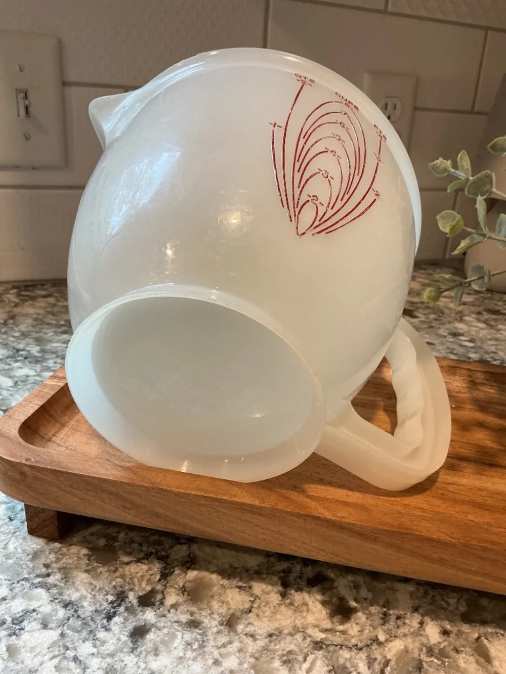Vintage Tupperware 2 qt batter bowl/measuring cup
